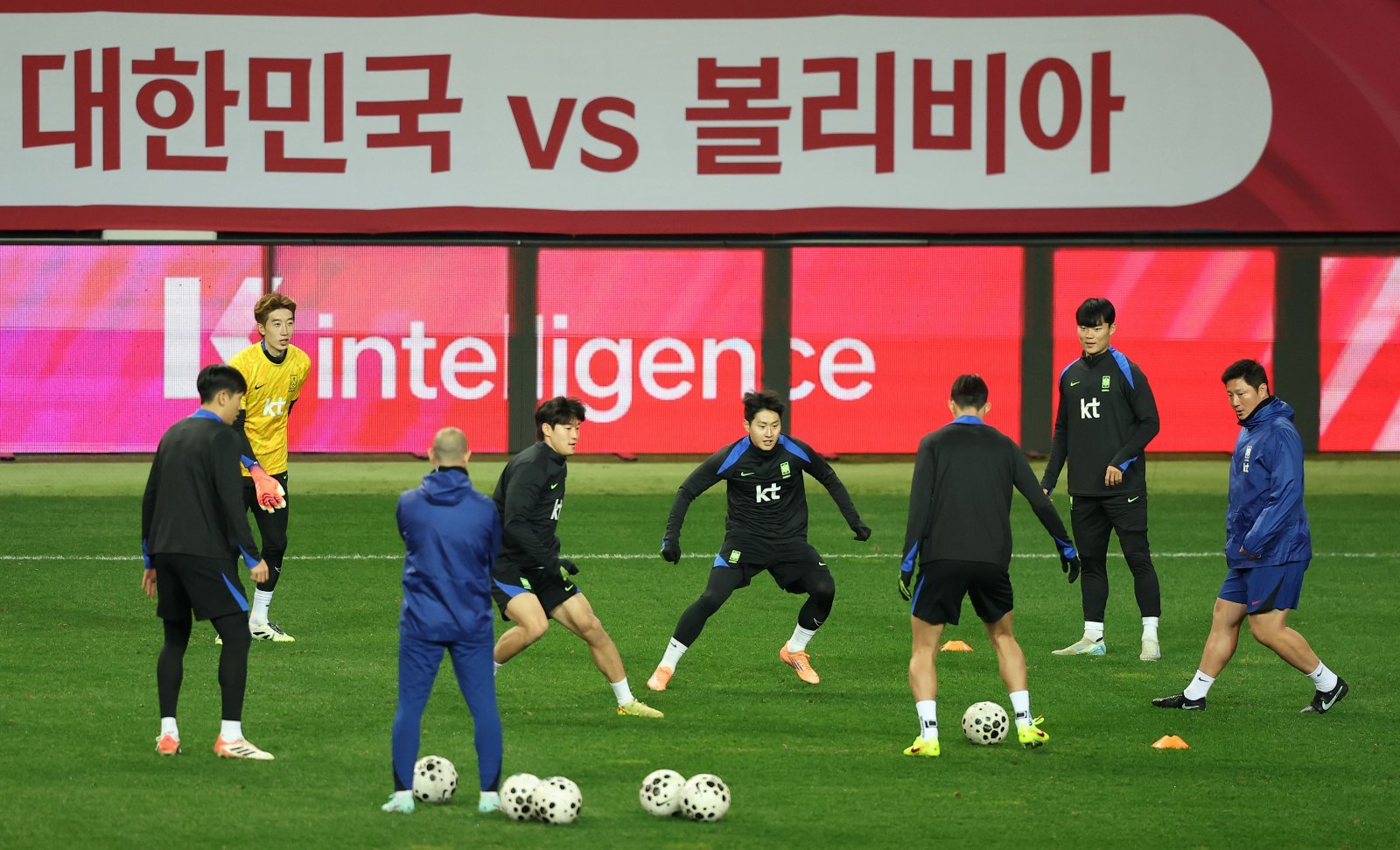 축구대표팀 선수들이 볼리비아전을 하루 앞둔 13일 대전월드컵경기장에서 공식 훈련을 하고 있다. 대전|뉴시스