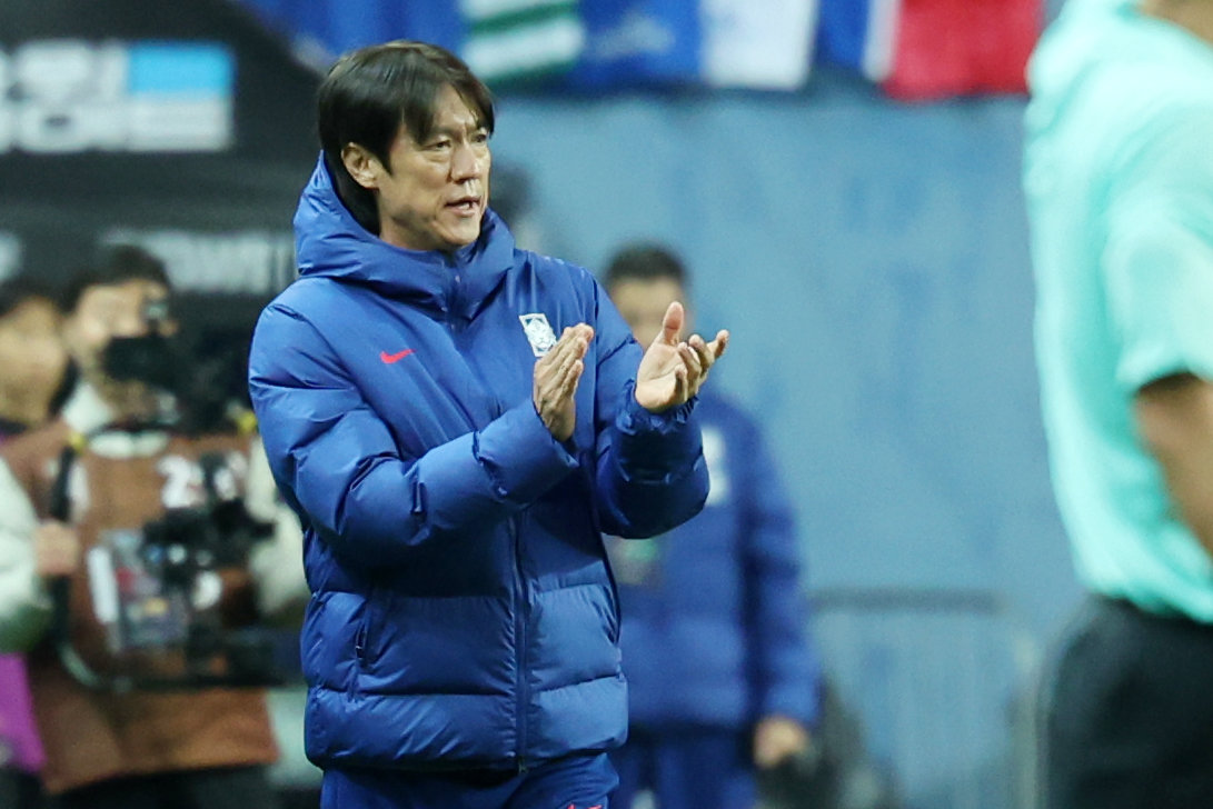 축구대표팀 홍명보 감독이 14일 대전월드컵경기장에서 열린 볼리비아 평가전 도중 선수들에게 작전 지시를 하고 있다. 대전｜뉴시스
