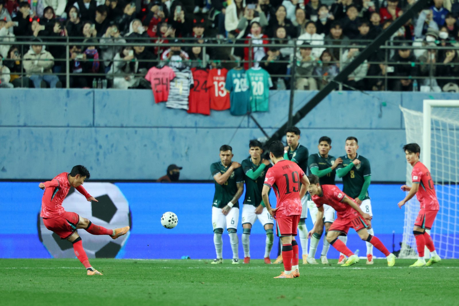 축구대표팀 주장 손흥민이 14일 대전월드컵경기장서 열린 볼리비아 평가전에서 후반 12분 완벽한 오른발 프리킥 득점을 성공시키고 있다. 대전|뉴시스