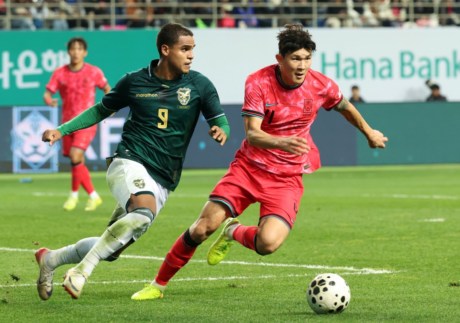 축구대표팀 수비수 김민재(오른쪽)이 14일 대전월드컵경기장에서 열린 볼리비아 평가전에서 상대 공격수를 따돌리고 과감한 돌파를 하고 있다. 대전|뉴시스