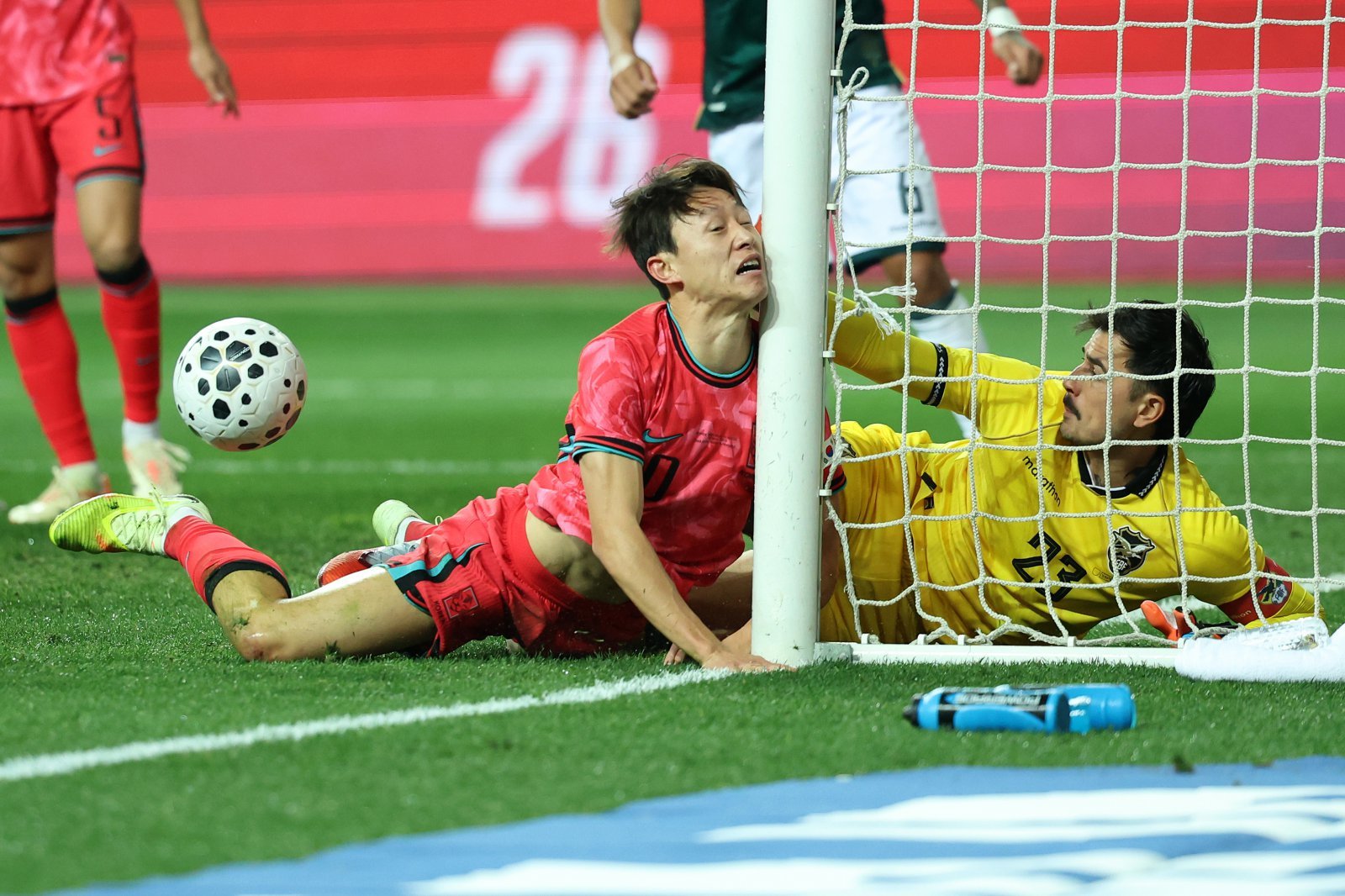 축구대표팀 이재성(가운데)이 14일 대전월드컵경기장서 열린 볼리비아 평가전 전반 11분 다이빙 헤더를 한 뒤 골대에 얼굴을 부딪히고 있다. 대전|뉴시스