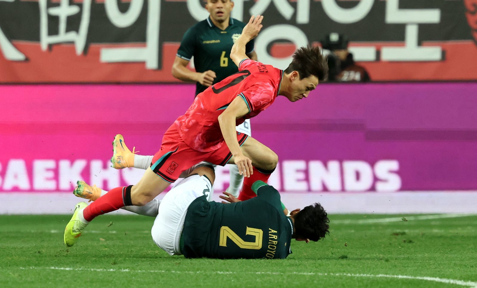 축구대표팀 이재성이 14일 대전월드컵경기장서 열린 볼리비아 평가전 도중 상대 수비수로부터 거친 태클을 당하고 있다. 대전|뉴시스