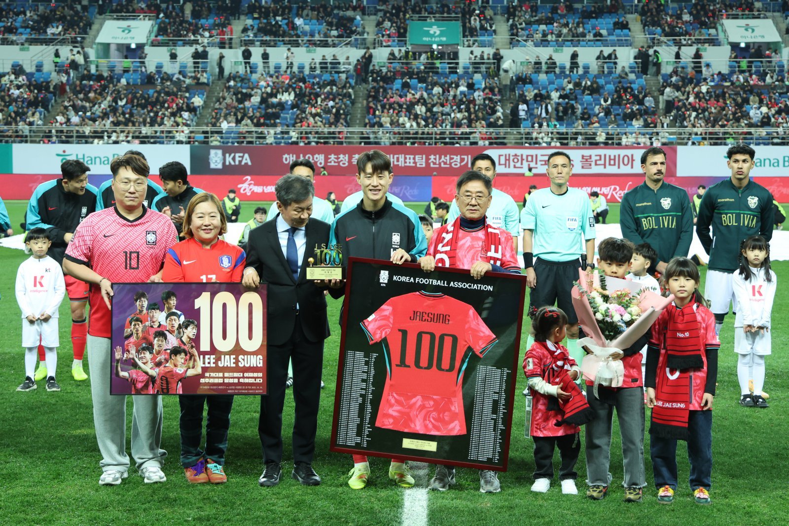 축구대표팀 이재성(가운데)의 센추리클럽 기념행사가 14일 대전월드컵경기장에서 진행됐다. 대전|뉴시스