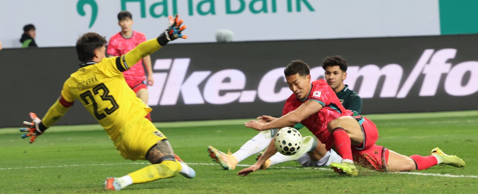 축구대표팀 조규성(오른쪽)이 14일 대전월드컵경기장서 열린 볼리비아 평가전에서 상대 수비의 실수를 틈타 넘어지면서 왼발로 골을 성공시키고 있다. 대전|뉴시스
