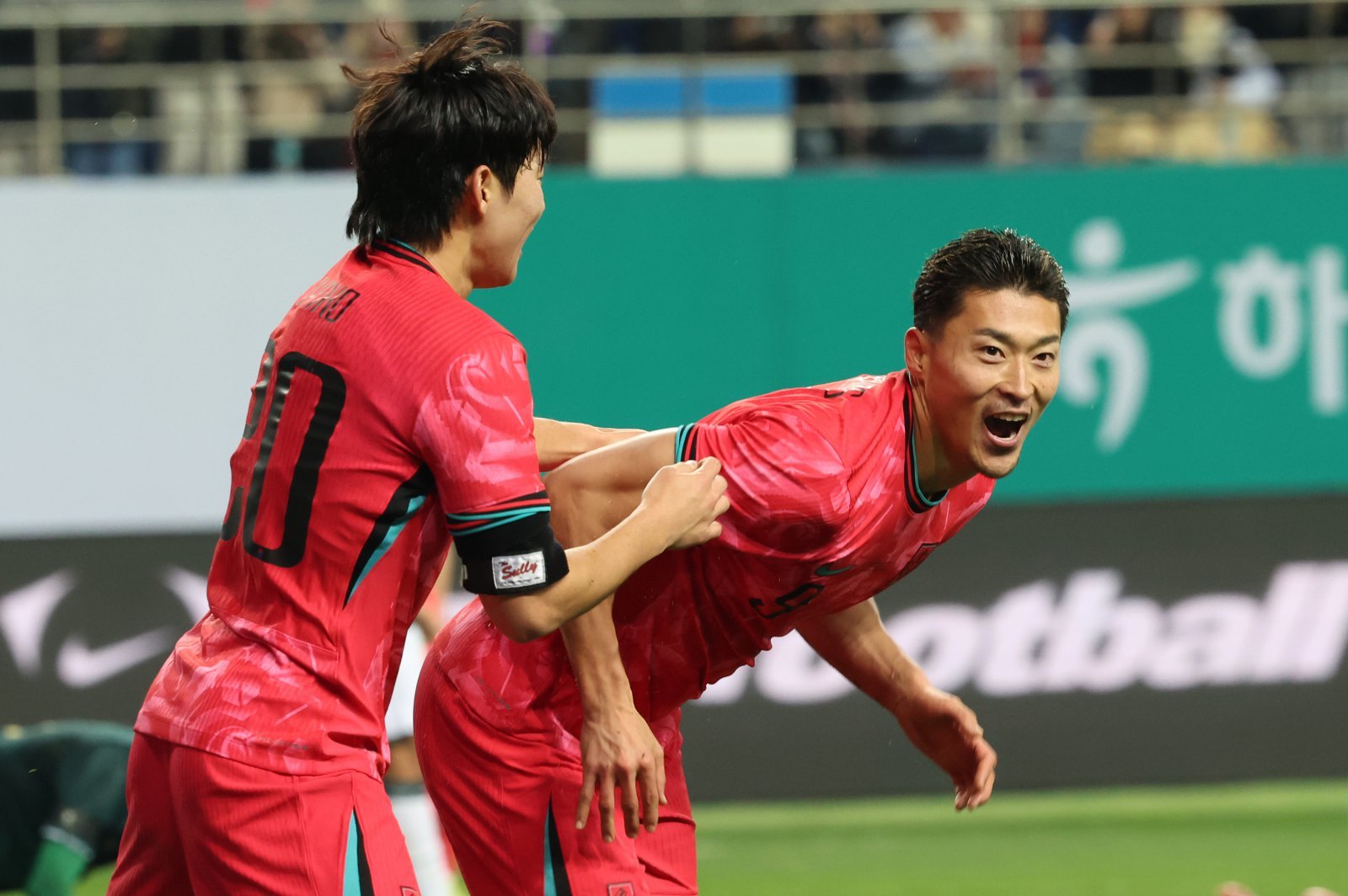 축구대표팀 조규성(오른쪽)이 14일 대전월드컵경기장에서 열린 볼리비아 평가전서 후반 막판 쐐기골을 뽑아낸 뒤 환호하고 있다. 대전|뉴시스