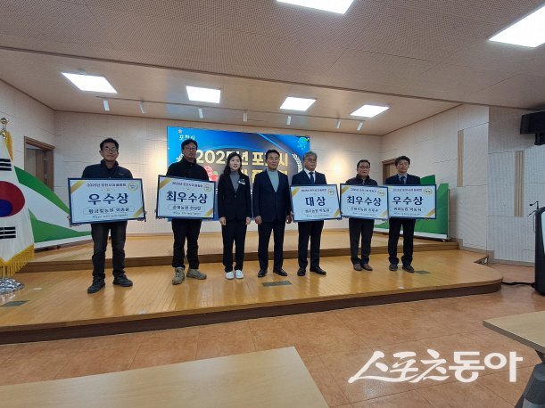 백영현 시장(가운데)은 14일 포천시농업기술센터 강당에서 ‘2025년 포천사과 품평회’ 수상 농가에 대한 시상식을 개최하고 있다. 사진제공ㅣ포천시