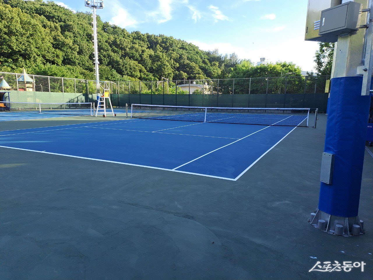 문제가 된, 조명타워가 베이스 라인과 가까이 설치되어 있어 운동 중 충돌시 부상 우려가 제기 되고있다. 사진제공ㅣ뉴스브레인 