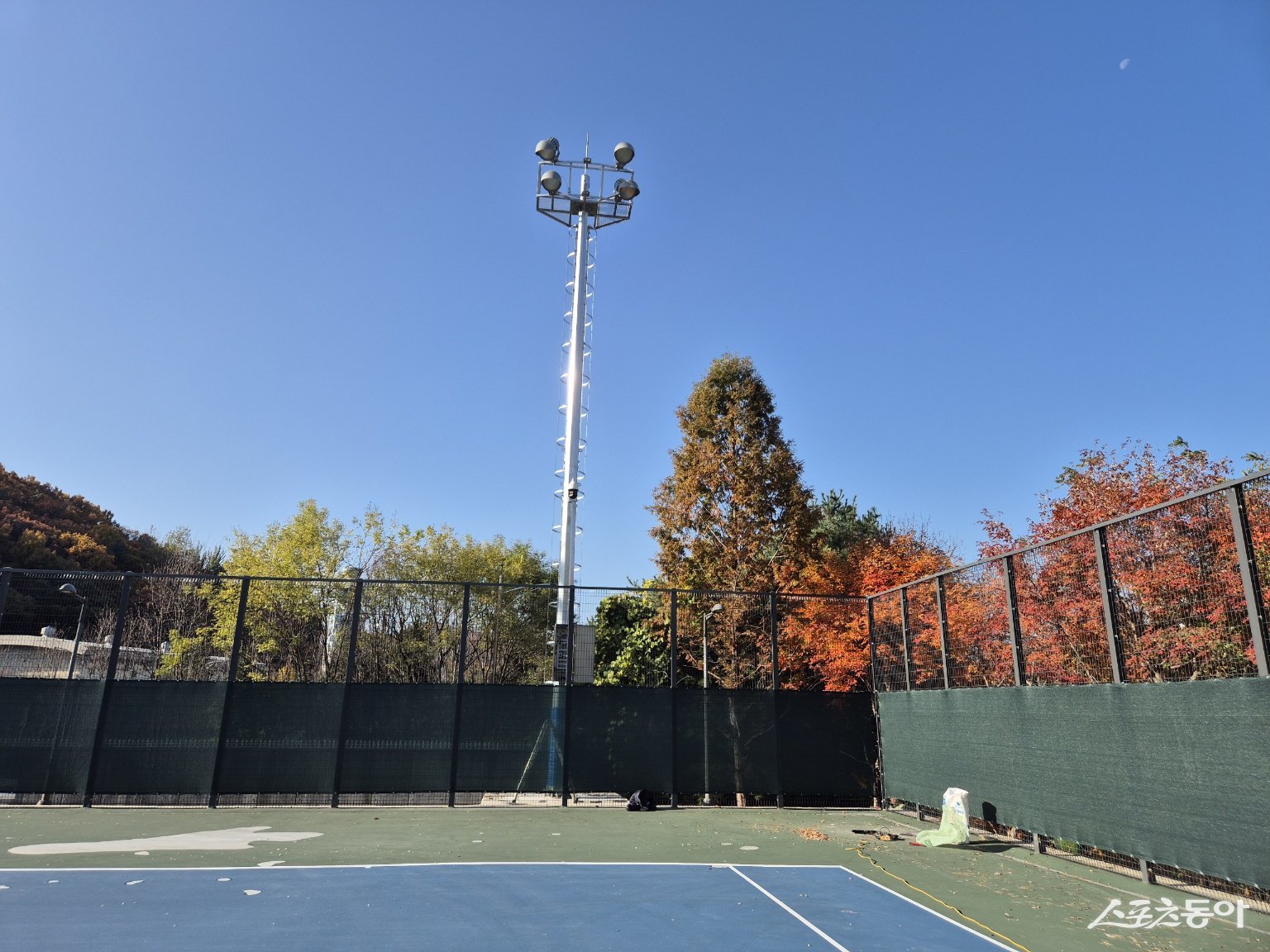 코트 밖으로 조명타워가 이설 완료된 모습. 사진제공ㅣ성남시