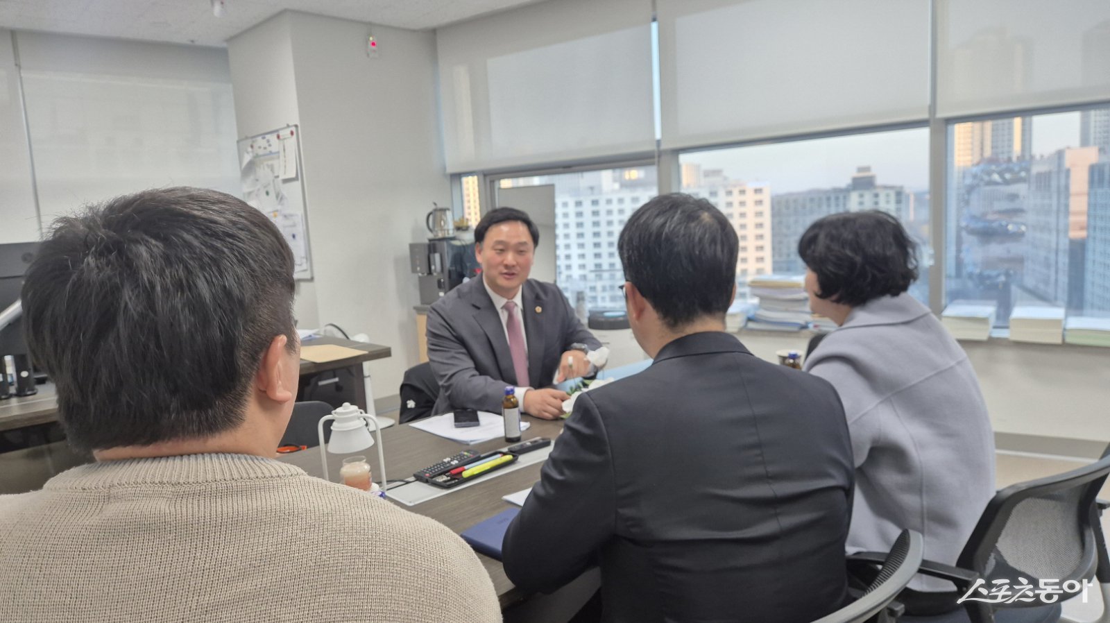 경기도의회 고준호 의원(국민의힘, 파주1)은 지난 13일 제387회 정례회 보건복지위원회 행정사무감사 중 평화협력국 DMZ정책과장 등 관계자들과 함께 ‘DMZ OPEN 평화마라톤 기념품 지급방안 변경 간담회’를 열었다. 사진제공｜경기도의회