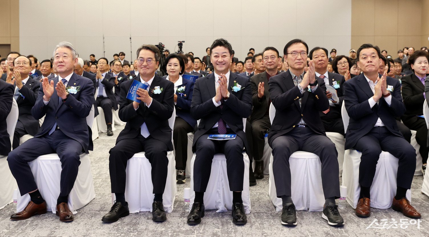 김진경 경기도의회 의장(더불어민주당·시흥3)은 지난 14일 오전 수원시 팔달구 효원로 279에서 열린 NH농협은행 경기본부 신사옥 준공식에 참석해 새 사옥이 경기도 금융과 농업 발전의 중심 역할을 하길 바란다고 밝혔다(가운데 김진경 의장). 사진제공｜경기도의회