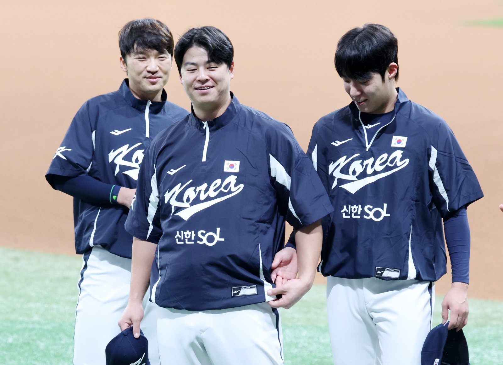 한화 노시환(가운데)은 국제경기에서 뚜렷한 성과를 낸 대표팀 주축타자다. 그가 한일전 9연패 탈출의 선봉에 설지 많은 관심이 쏠린다.|뉴시스