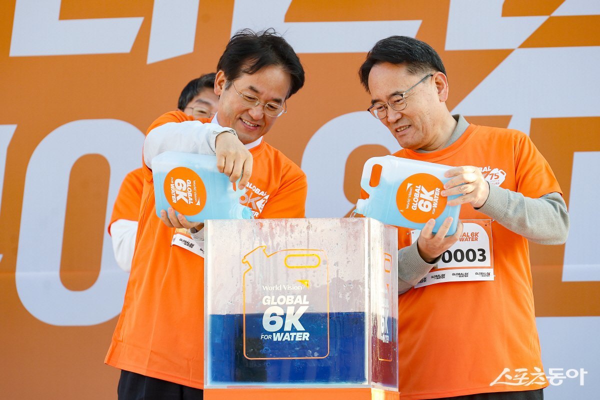 이동환 고양특례시장(윈쪽)이 15일 일산호수공원 노래하는 분수대 광장에서 열린 ‘2025 Global 6K for Water 마라톤 고양’ 행사에 동참했다. 사진제공ㅣ고양시 