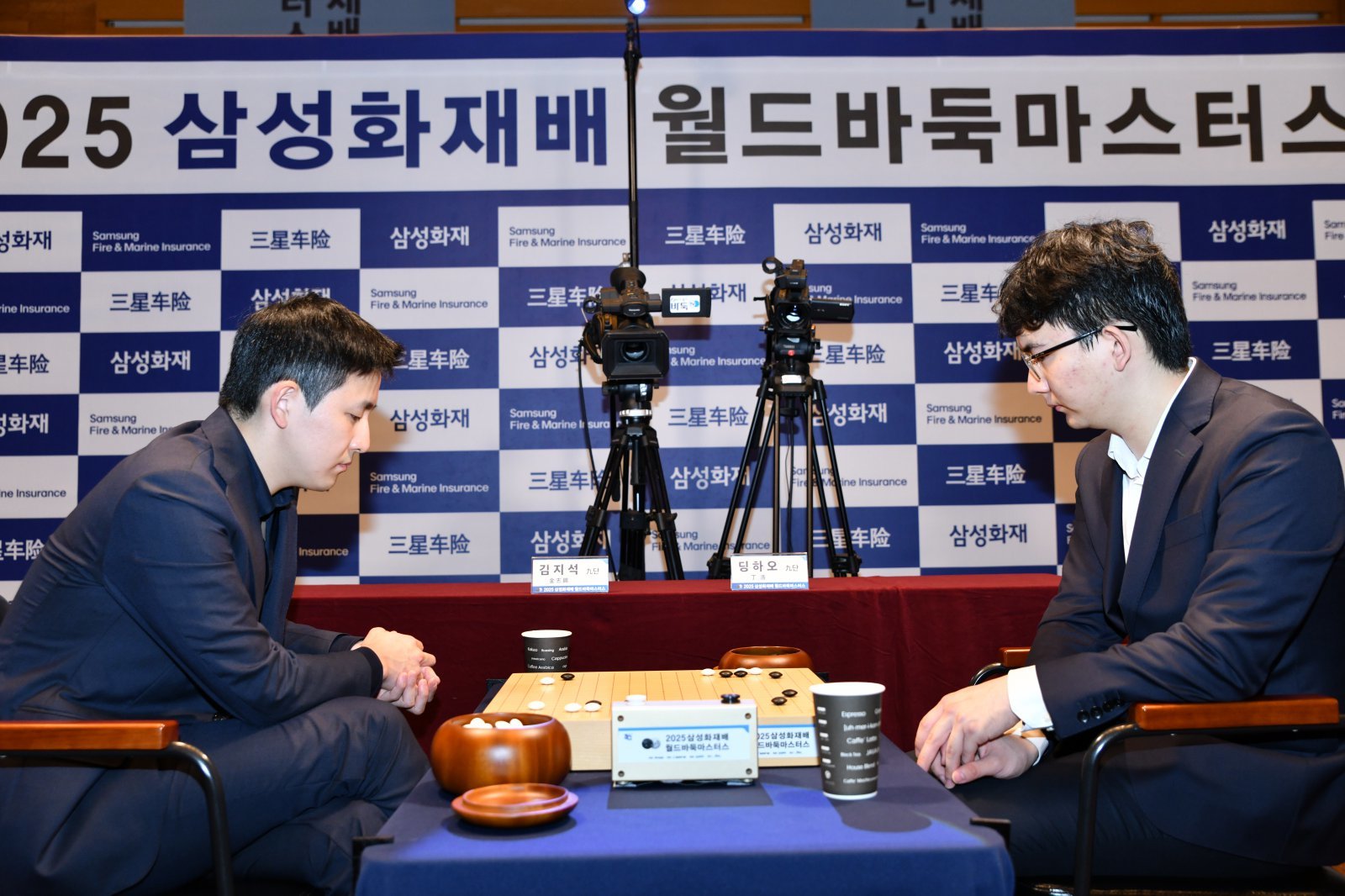 김지석 9단(왼쪽)과 딩하오 9단의 4강전 대국모습 한국기원 제;공