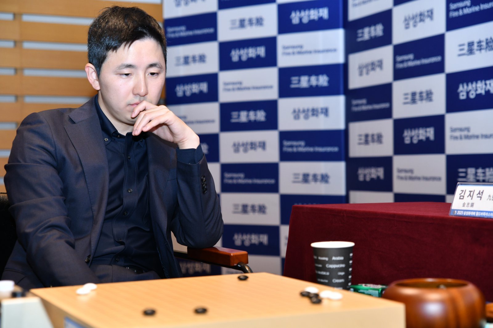 초판 포석을 구상하고 있는 김지석 9