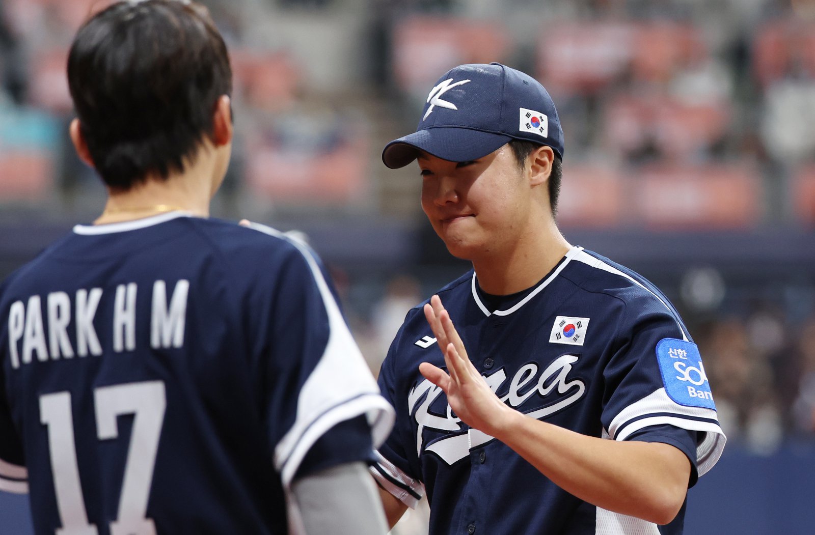 정우주는 16일 일본 도쿄돔에서 열릴 ‘K-베이스볼 시리즈’ 2차전에서 선발등판할 예정이다. 다른 후보들을 제치고 깜짝 선택을 받았다.|뉴시스