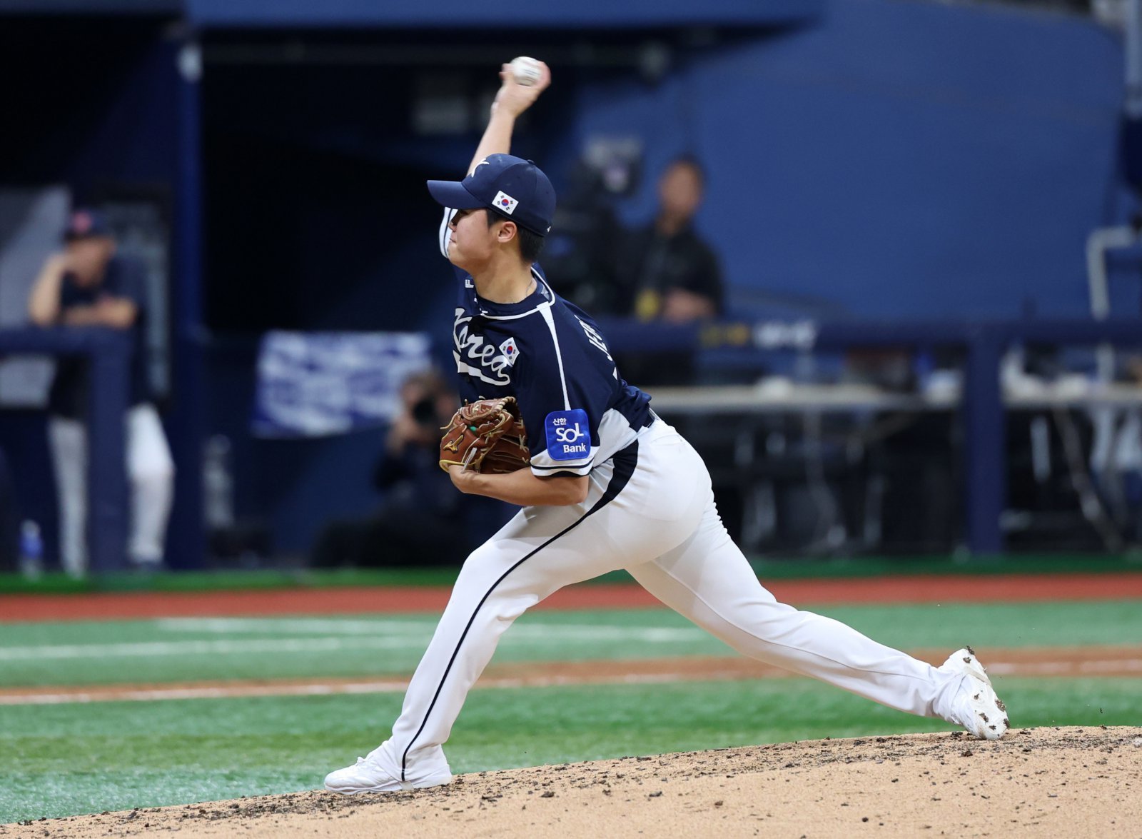 정우주는 16일 일본 도쿄돔에서 열릴 ‘K-베이스볼 시리즈’ 2차전에서 선발등판할 예정이다. 다른 후보들을 제치고 깜짝 선택을 받았다.|뉴시스