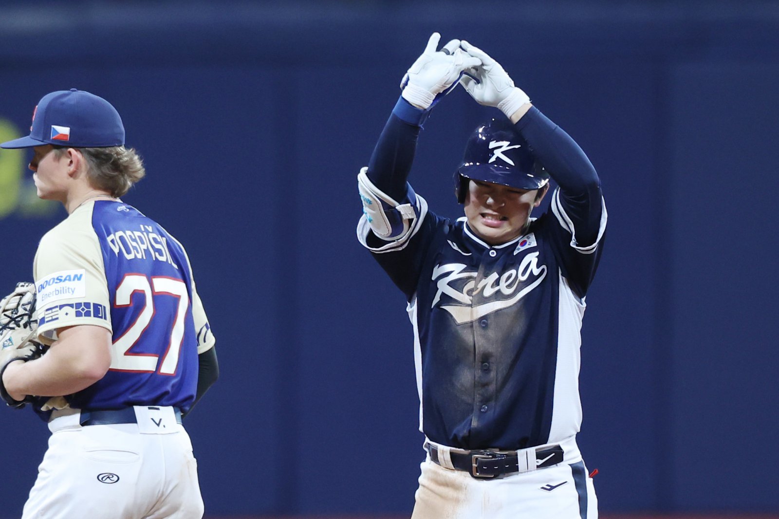 문현빈은 15일 도쿄돔서 열린 ‘K-베이스볼 시리즈’ 일본과 평가전 첫 번째 경기에서 7번타자 좌익수로 선발출전했다. 5회초 석연치 않은 판정으로 안타를 빼앗기며 아쉬움을 남겼다.|뉴시스