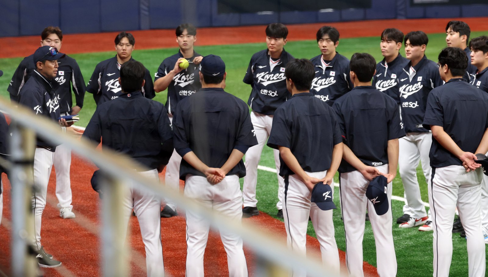 대표팀은 15일 도쿄서 열린 ‘K-베이스볼 시리즈’ 일본과 평가전 첫 번째 대결에서 4-11로 패했다. 투수들이 사사구 11개를 헌납하며 무너진 부분이 아쉬웠다. 사진은 대표팀 투수조의 국내 훈련.|뉴시스