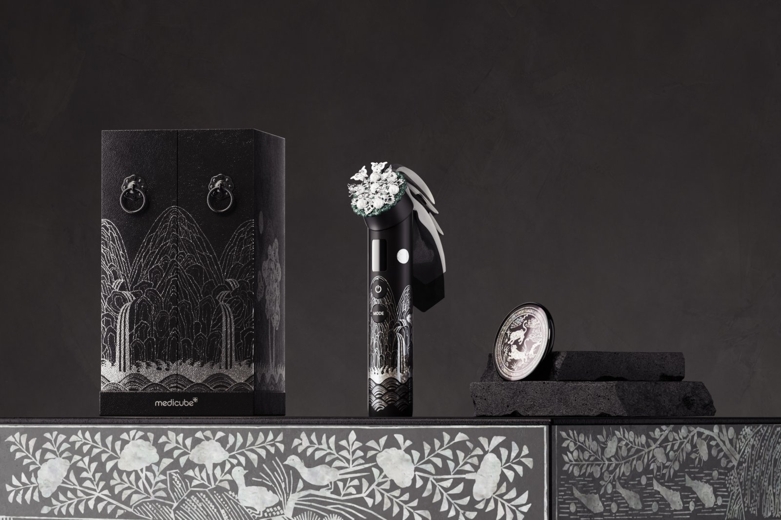 APEC 21개 회원국 정상 배우자에게 선물한 메디큐브 에이지알 ‘부스터 프로 일월오봉도 에디션’. 사진제공｜에이피알