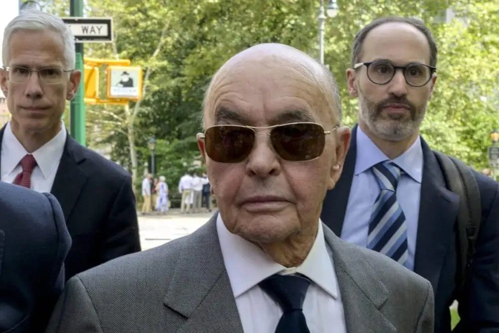 글로벌 스포츠 매체 ‘디 애슬레틱’은 14일(한국시간) “백악관 관계자에 따르면, 루이스는 건강 문제 치료와 미국에 거주하는 손자·증손자들을 만나기 위해 사면을 요청했고, 트럼프 대통령이 이를 승인했다. 2024년 미국 뉴욕 법원에서 내부자거래 혐의로 유죄를 인정하고 500만 달러(약 72억 원) 벌금과 3년 보호관찰 처분을 받은 지 1년여 만이다”고 보도했다. 사진출처｜디 애슬레틱