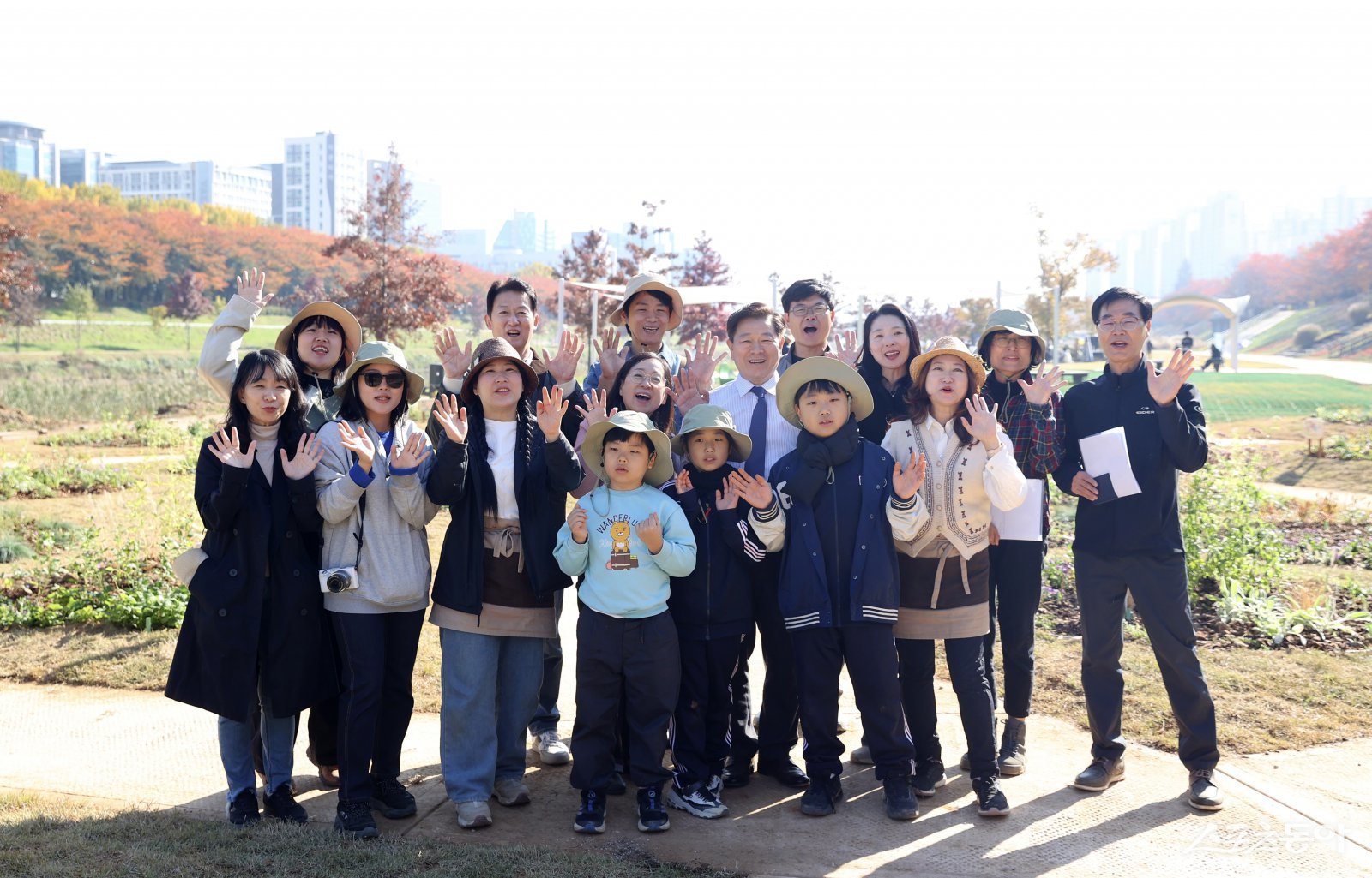 박승원 광명시장이 지난 15일 안양천 지방정원 시범구간에서 개최한 ‘정원 어울림 한마당’에 참석해 시민들과 기념사진을 촬영하고 있다. 사진제공|광명시