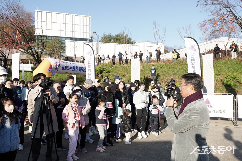 신상진 성남시장(오른쪽)이 15일 오리공원 탄천변에서 열린 ‘물빛정원 탄천 마라톤대회’ 개회식에서 축사하고 있다. 사진제공ㅣ성남시 