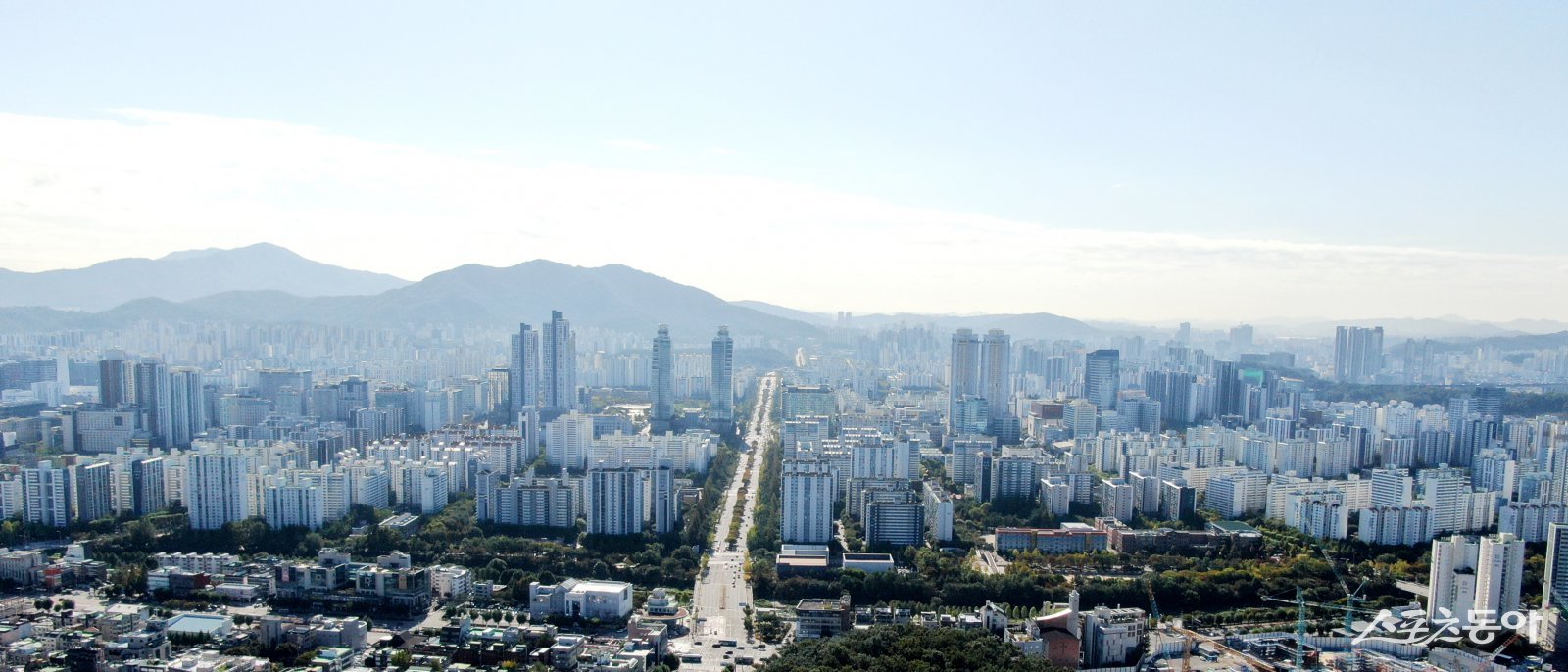 안양시는 노후 신도시의 경쟁력을 회복하고 지속 가능한 도시 환경을 조성하기 위해 평촌신도시 정비사업을 신속하게 추진하고 있다(안양시청 전경). 사진제공｜안양시