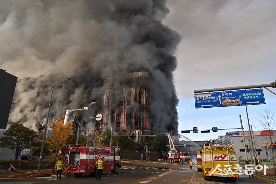 지난 15일 충남 천안시 동남구 풍세산업단지 내 이랜드패션 물류센터에서 대형 화재가 발생한 가운데, 김태흠 충남지사가 현장을 방문해 화재 진압 상황을 점검했다(현장 모습). 사진제공|충남도