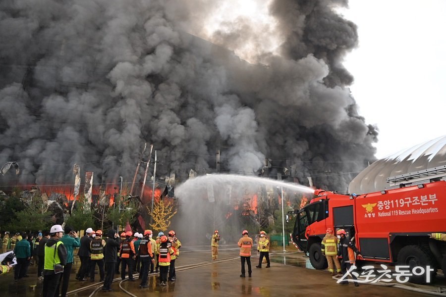 지난 15일 충남 천안시 동남구 풍세산업단지 내 이랜드패션 물류센터에서 대형 화재가 발생한 가운데, 김태흠 충남지사가 현장을 방문해 화재 진압 상황을 점검했다(현장 모습). 사진제공|충남도