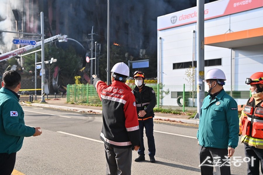 지난 15일 충남 천안시 동남구 풍세산업단지 내 이랜드패션 물류센터에서 대형 화재가 발생한 가운데, 김태흠 충남지사가 현장을 방문해 화재 진압 상황을 점검했다(현장 모습). 사진제공|충남도