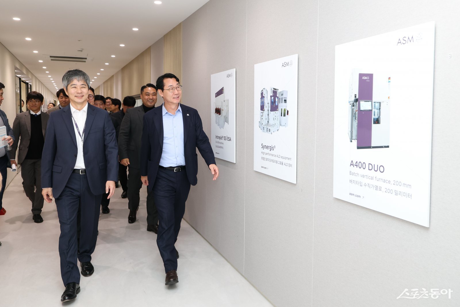 정명근 화성특례시장이 ASM 혁신제조센터를 방문해 시설을 둘러보고 있다(오른쪽 정명근 시장). 사진제공|화성시