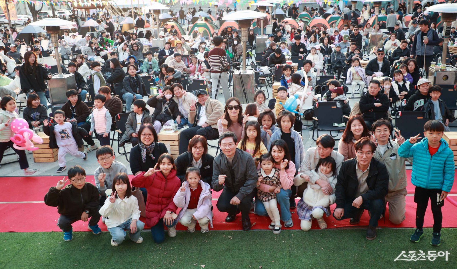 이상일 용인특례시장이 지난 15일 용인포은아트홀 문화광장에서 열린 ‘2025 어텀라운지 페스티벌’에 참석해 시민과 소통의 시간을 갖고 있다. 사진제공|용인시