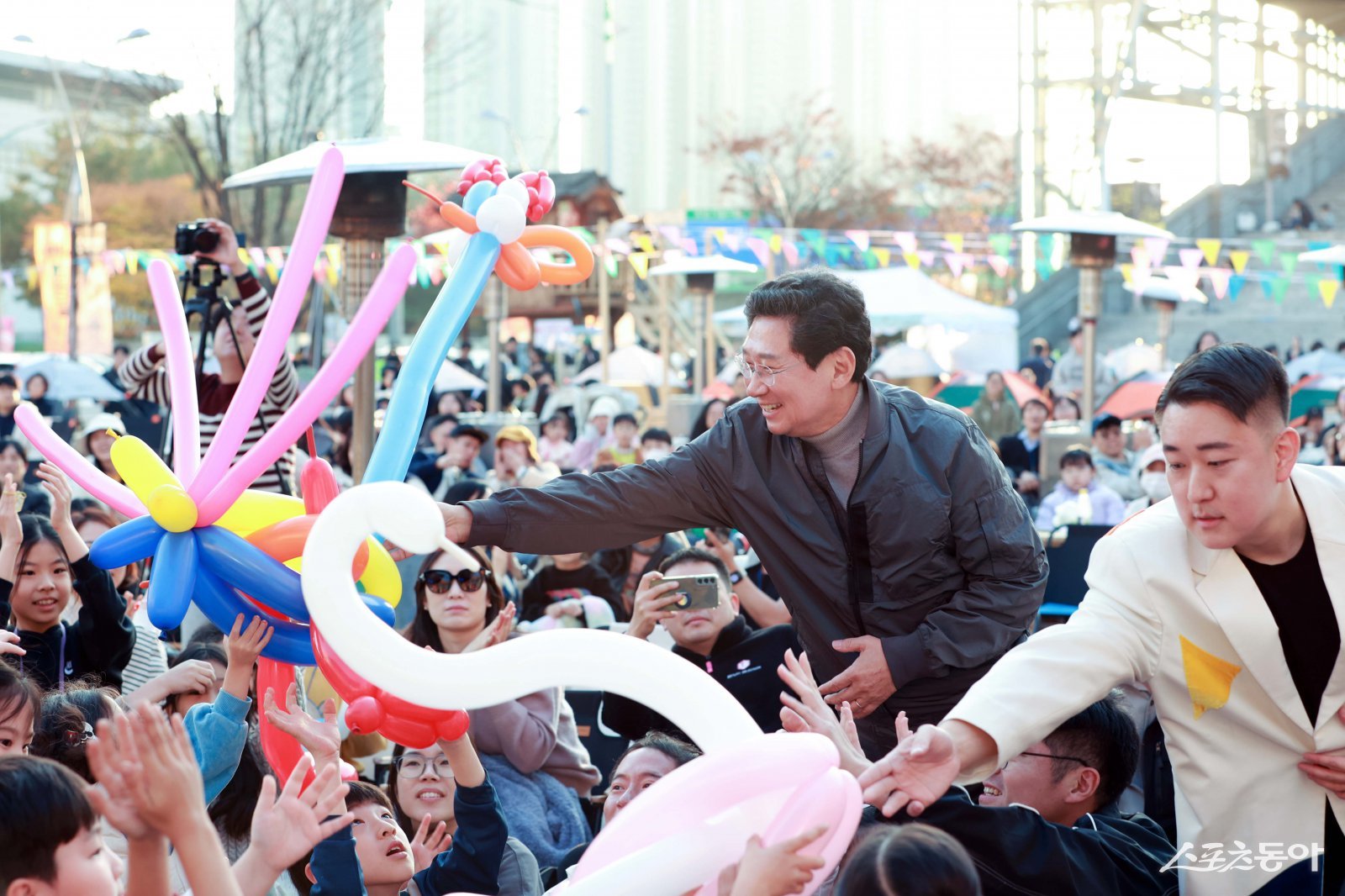 이상일 용인특례시장이 지난 15일 용인포은아트홀 문화광장에서 열린 ‘2025 어텀라운지 페스티벌’에 참석해 시민과 소통의 시간을 갖고 있다. 사진제공|용인시