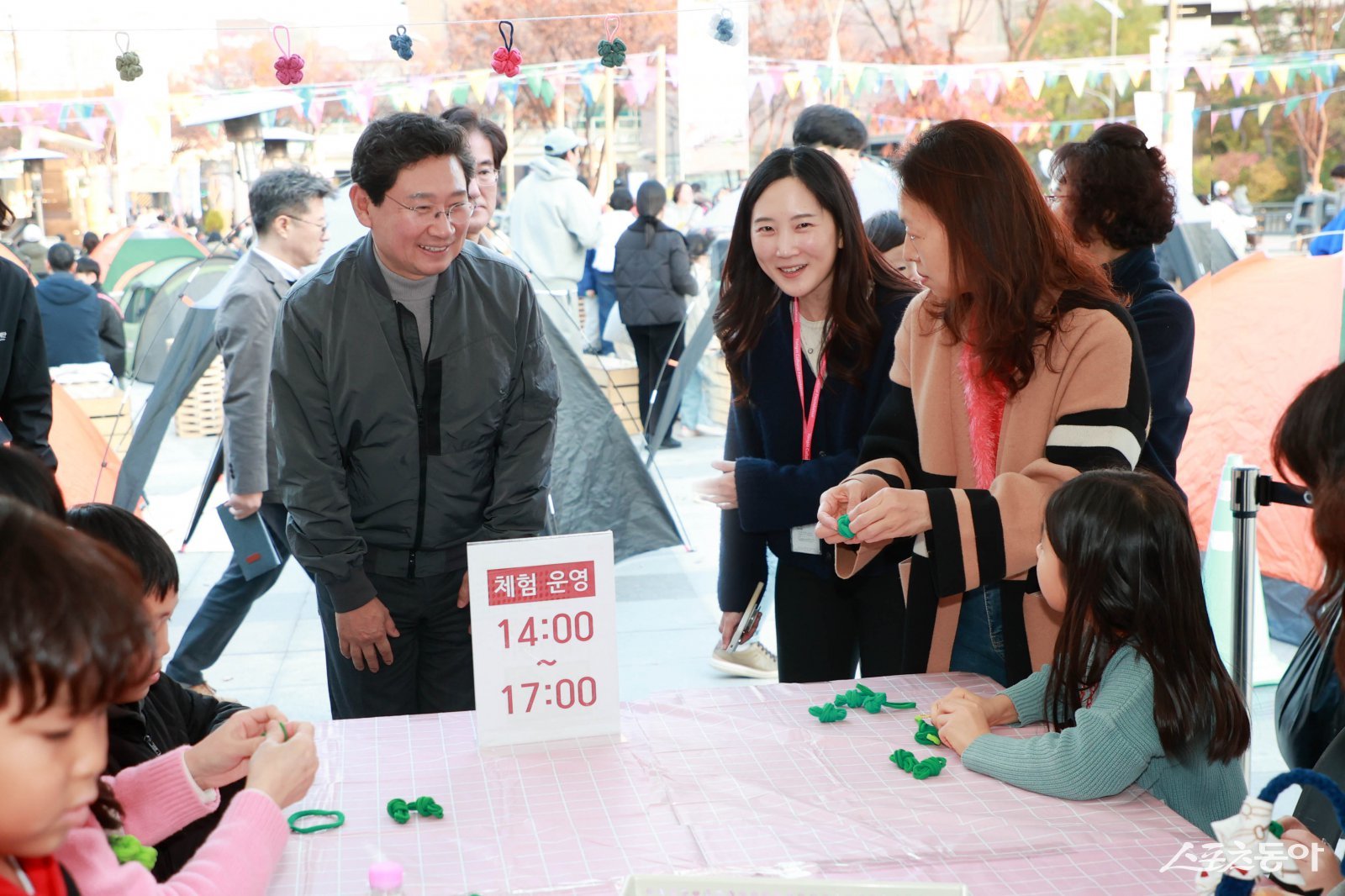 이상일 용인특례시장이 지난 15일 용인포은아트홀 문화광장에서 열린 ‘2025 어텀라운지 페스티벌’에 참석해 시민과 소통의 시간을 갖고 있다. 사진제공|용인시