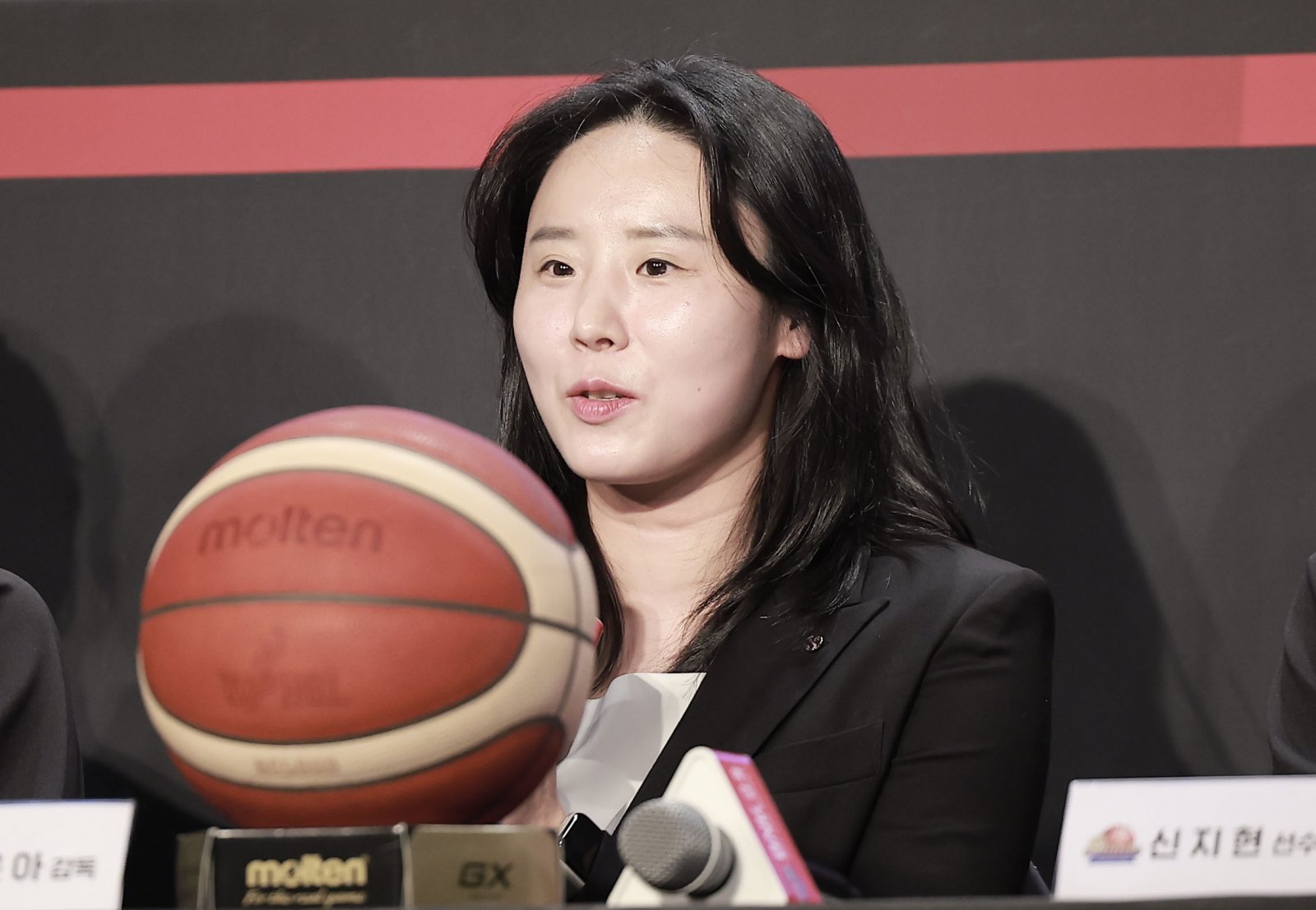 ‘사령탑 데뷔전’ 최윤아 신한은행 감독 출사표 “우린 잃을 게 없다” [SD 부산 인터뷰]