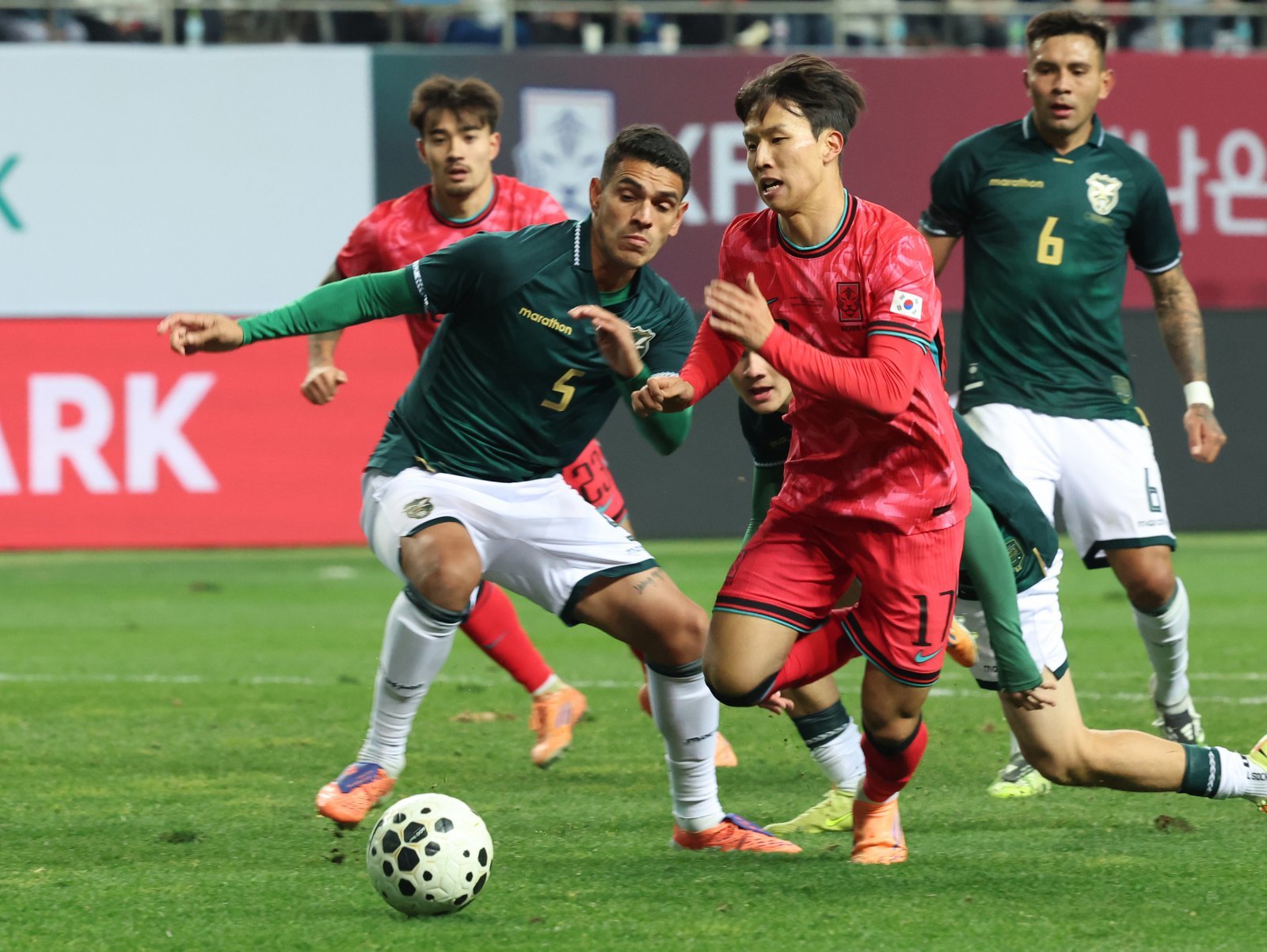 축구국가대표팀 윙포워드 엄지성(오른쪽)이 14일 대전월드컵경기장에서 열린 볼리비아와 평가전에서 상대 수비를 뚫고 드리블을 하고 있다. 최근 배준호, 양민혁과 함께 대표팀 조커로 거론되고 있는 그는 중앙지향적인 드리블 돌파가 장점이다. 조커로서 쓰임새는 과거 선배들 못지않다. 대전│뉴시스