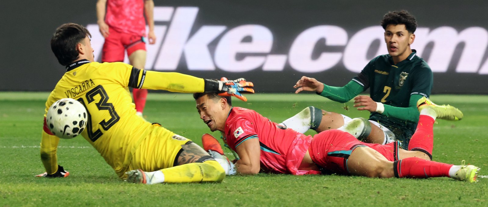 축구대표팀 조규성(가운데)이 14일 대전월드컵경기장서 열린 볼리비아 평가전에서 후반 박판 상대 수비수 견제에 넘어지면서도 집중력을 잃지 않고 공을 골문에 밀어넣고 있다. 대전|뉴시스