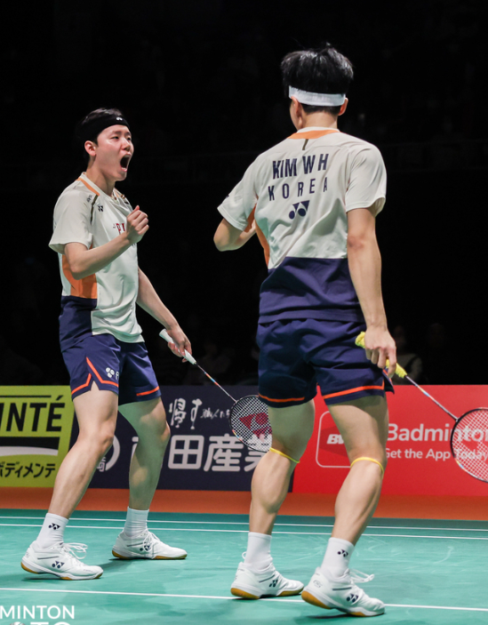 배드민턴국가대표팀 서승재(뒤)-김원호가 16일 구마모토 현립 종합체육관에서 열린 ‘2025 일본 구마모토 마스터즈’ 남자복식 결승에서 미도리카와-야마시타를 게임스코어 2-1로 꺾고 우승을 자축하고 있다. 이날 둘은 복식 선수로는 사상 2번째로 BWF 단일시즌 10승을 달성했다. 사진제공│대한배드민턴협회