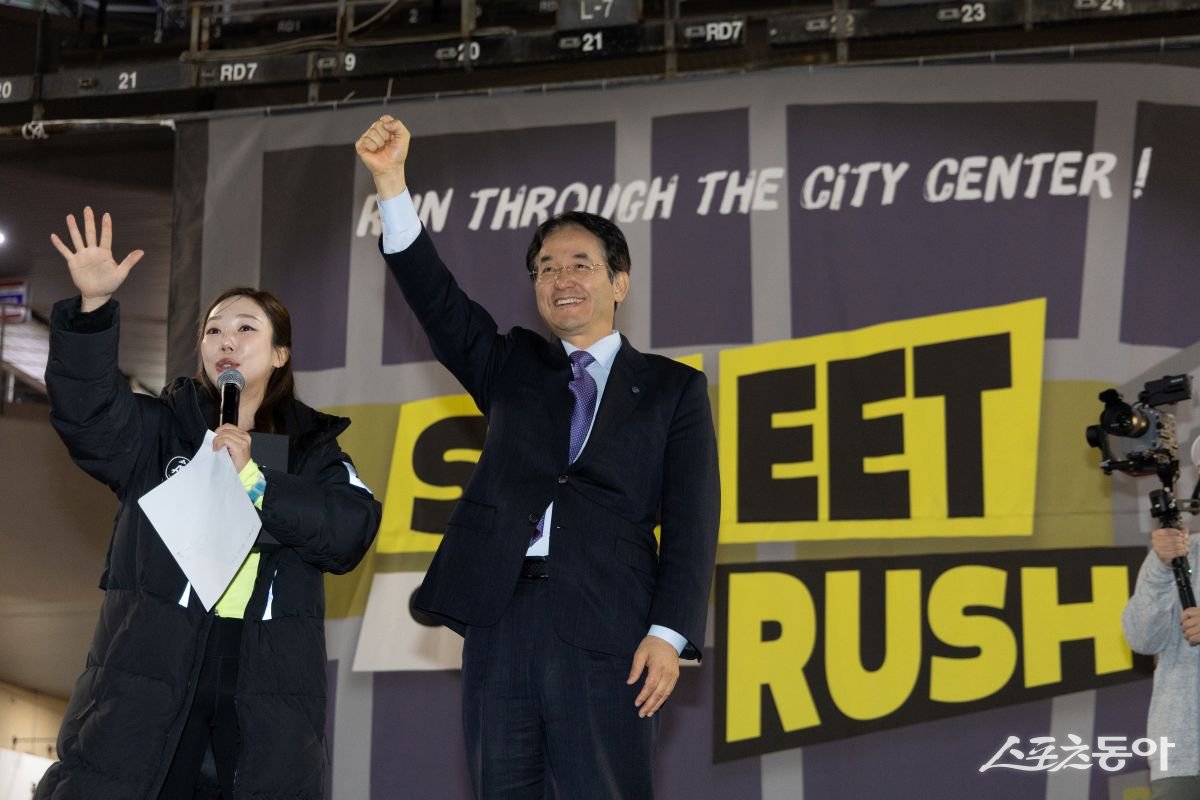 이동환 고양특례시장 ‘고양 스트릿 러쉬 in 라페스타’ 레이스 참가자들에게 손을 흔들고 응원하고 있다. 사진제공ㅣ고양시