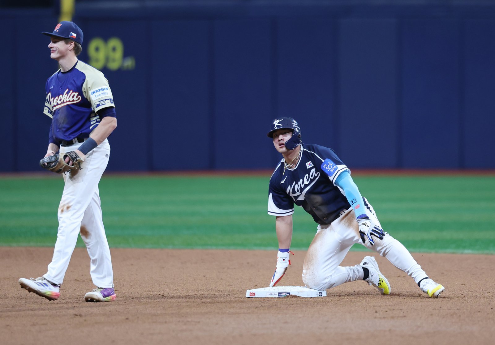 안현민(오른쪽)은 15일 도쿄돔서 열린 ‘K-베이스볼 시리즈’ 한일전서 타구속도 177.8㎞, 비거리 129m의 대형 홈런을 터트렸다. 국제경기서도 좋은 모습을 보이며 단숨에 MLB 진출 유력 후보로 떠올랐다.｜뉴시스