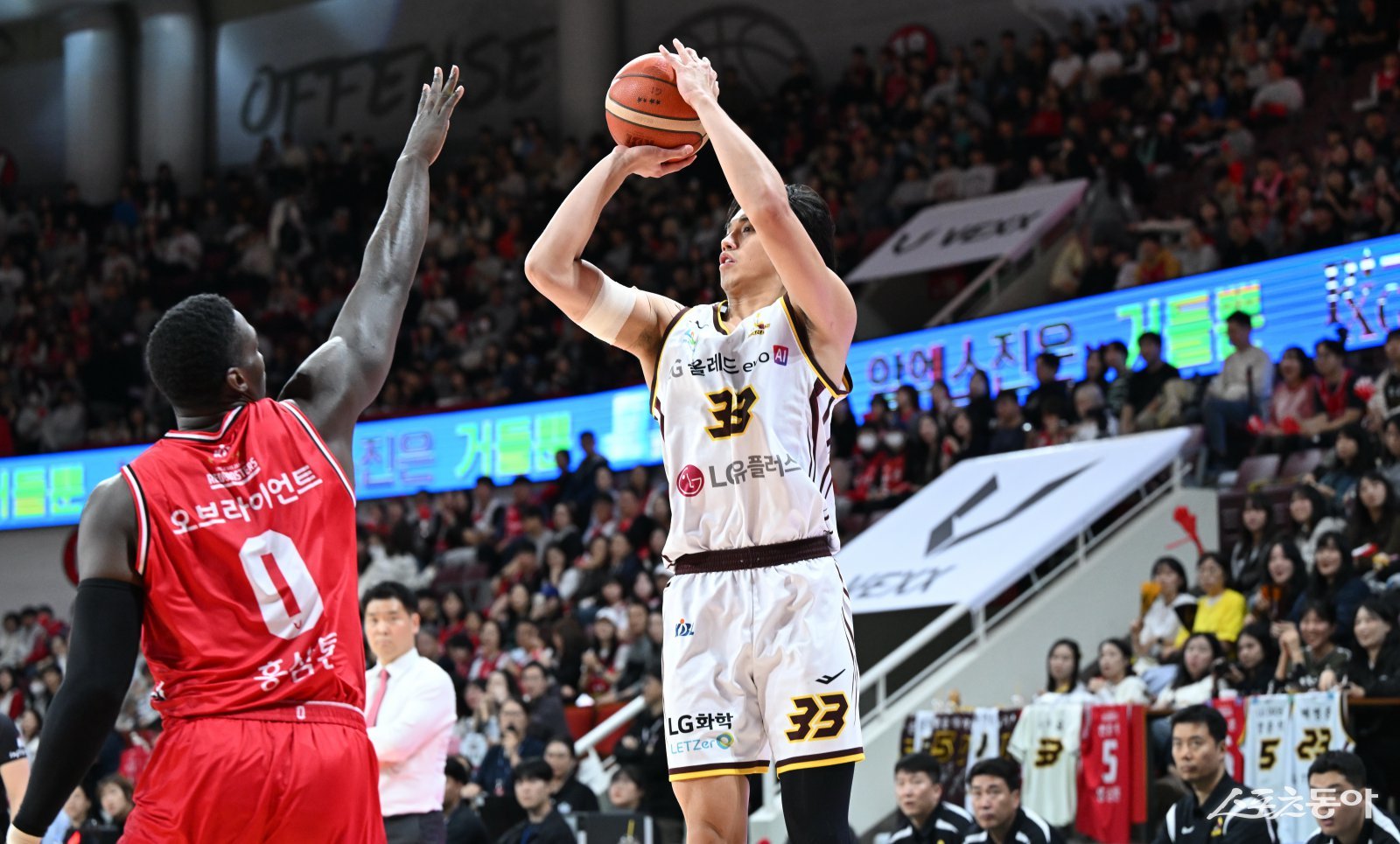 LG 칼 타마요(오른쪽)이 16일 안양 정관장 아레나에서 열린 정관장전에서 조니 오브라이언트의 수비를 피해 3점슛을 시도하고 있다. 사진제공｜KBL