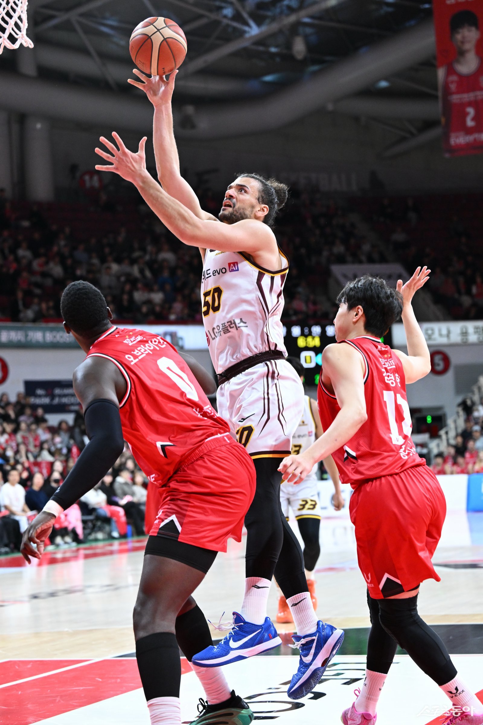 LG 아셈 마레이(가운데)가 16일 안양 정관장 아레나에서 열린 정관장전에서 조니 오브라이언트(왼쪽) 등 상대 수비를 피해 골밑 공격을 시도하고 있다. 사진제공｜KBL