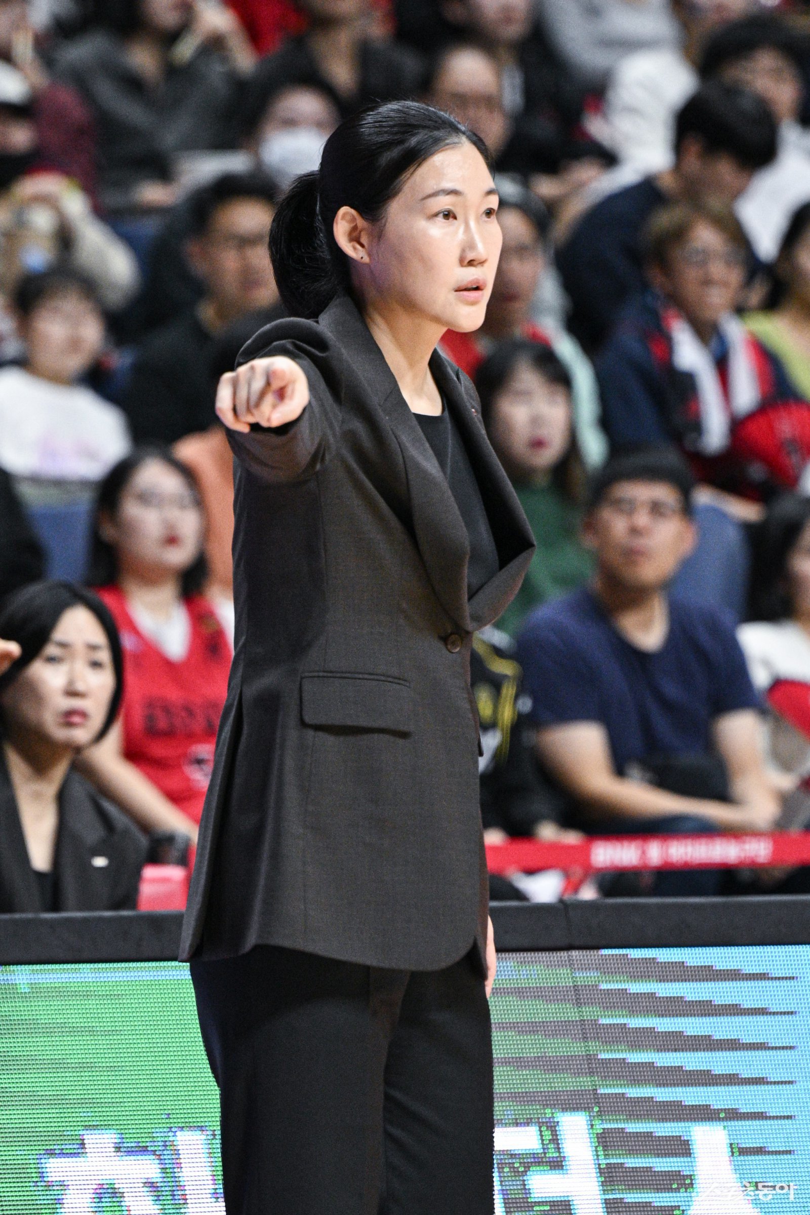 박정은 BNK 감독이 16일 부산 사직체육관에서 열린 신한은행과 ‘BNK금융 2025~2026 여자프로농구’ 개막전에서 작전을 지시하고 있다. 박 감독은 이날 최윤아 신한은행 감독과 WKBL 최초 여성 사령탑간 맞대결에서 65-54 승리로 웃었다. 사진제공|WKBL