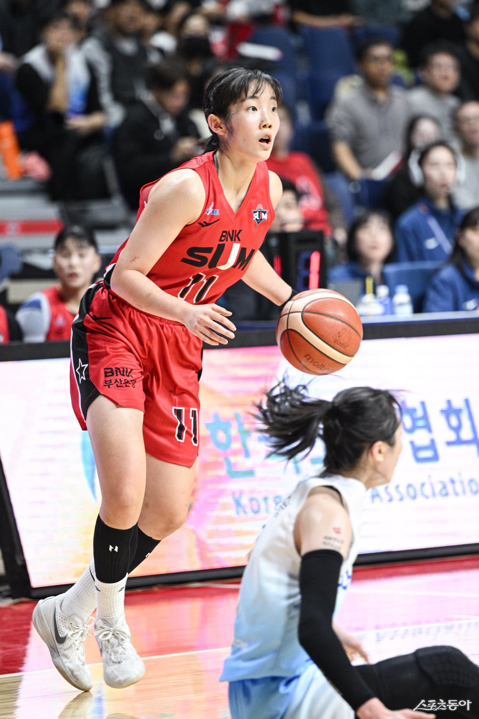 BNK 김정은(왼쪽)이 16일 부산 사직체육관에서 열린 신한은행과 ‘BNK금융 2025~2026 여자프로농구’ 개막전에서 공격을 시도하고 있다. 김정은은 이날 14점·5리바운드를 올리며 팀의 65-54 승리를 이끌었다. 사진제공|WKBL