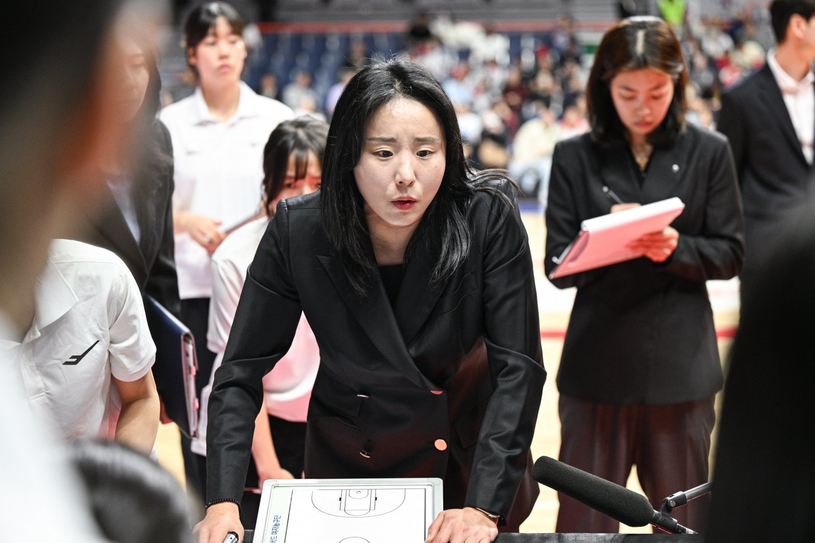 ‘사령탑 데뷔전 패’ 최윤아 신한은행 감독 “사실 박신자컵 때 더 긴장, 신지현-최이샘 빨리 몸상태 올라오길” [SD 사직 인터뷰]