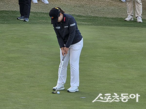 홍정민 선수가 18번 홀에서 챔피언 퍼트를 성공시키고 있다. 사진 ㅣ 나영조 기자