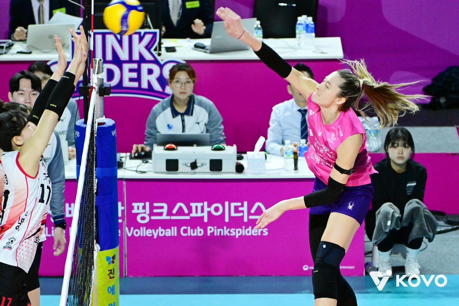 흥국생명 레베카(오른쪽)가 16일 인천삼산월드체육관에서 벌어진 정관장과 V리그 여자부 2라운드 원정경기에서 스파이크를 날리고 있다. 레베카가 21점을 뽑은 흥국생명이 3-0으로 이겼다. 사진제공│KOVO