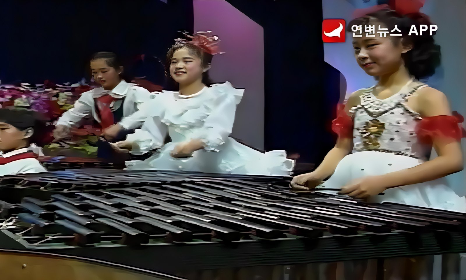 가운데 흰옷을 입은 어린이가 윤은화다 사진출처 | 연변뉴스