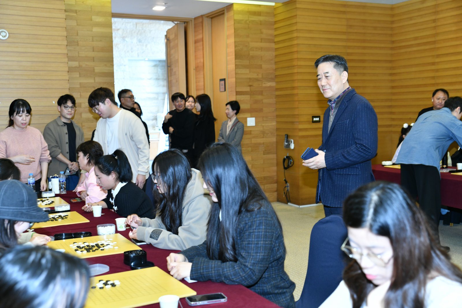 관광객들의 대국을 관전하는 서영충 한국관광공사 사장직무대행