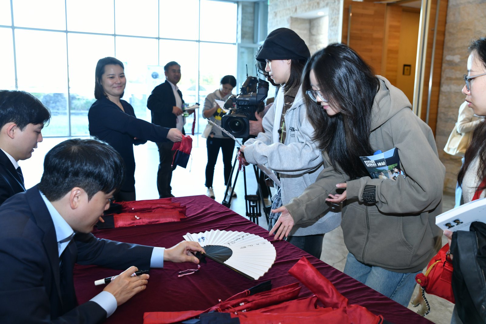 공개해설을 진행한 김형환 8단과 김누리 5단의 사인회